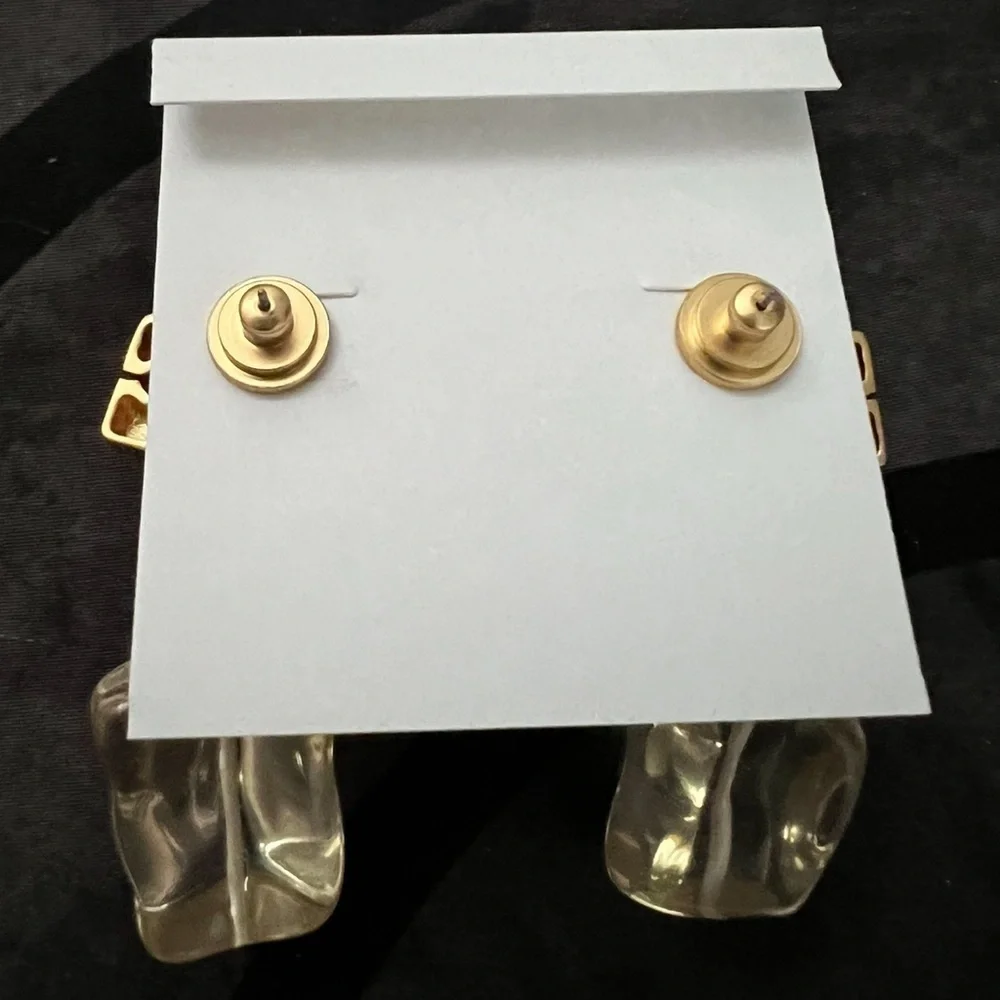 Designers Brands For Customers That Love To Wear Casual and Elegant Accessories